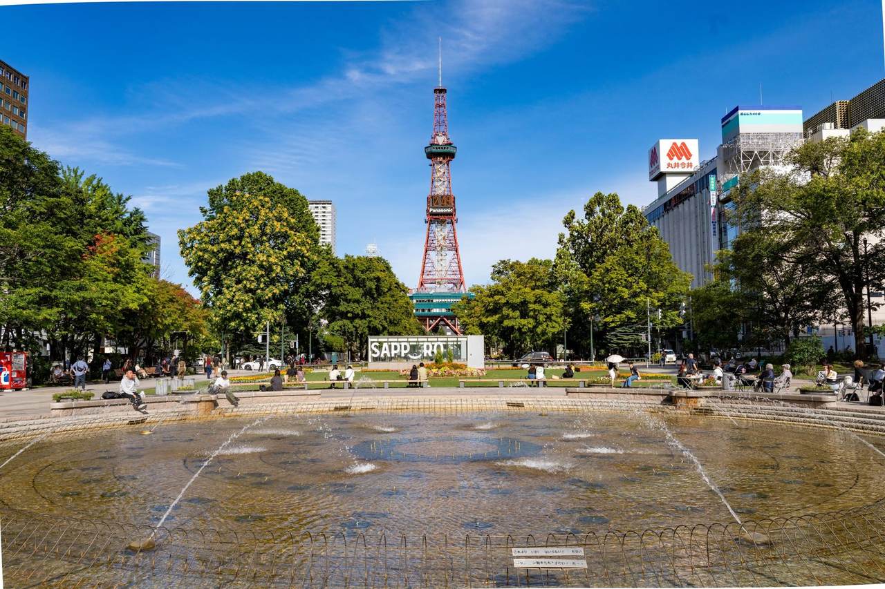 晴れた日の大通公園と、奥に見えるさっぽろテレビ塔