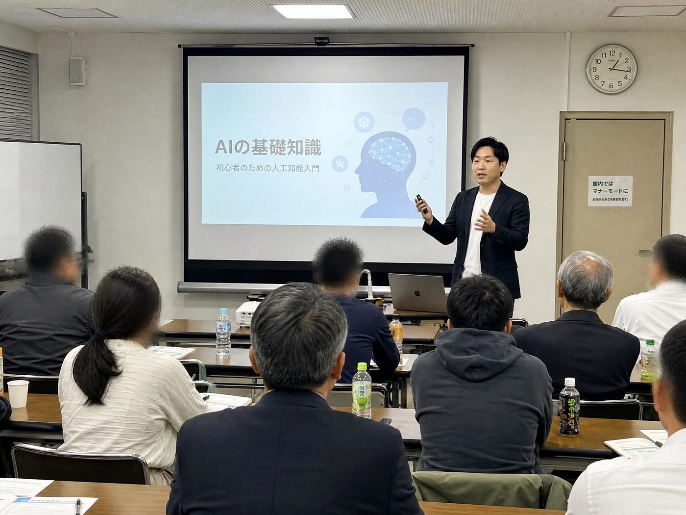 「AIの基礎知識」を解説する原駿介と受講者