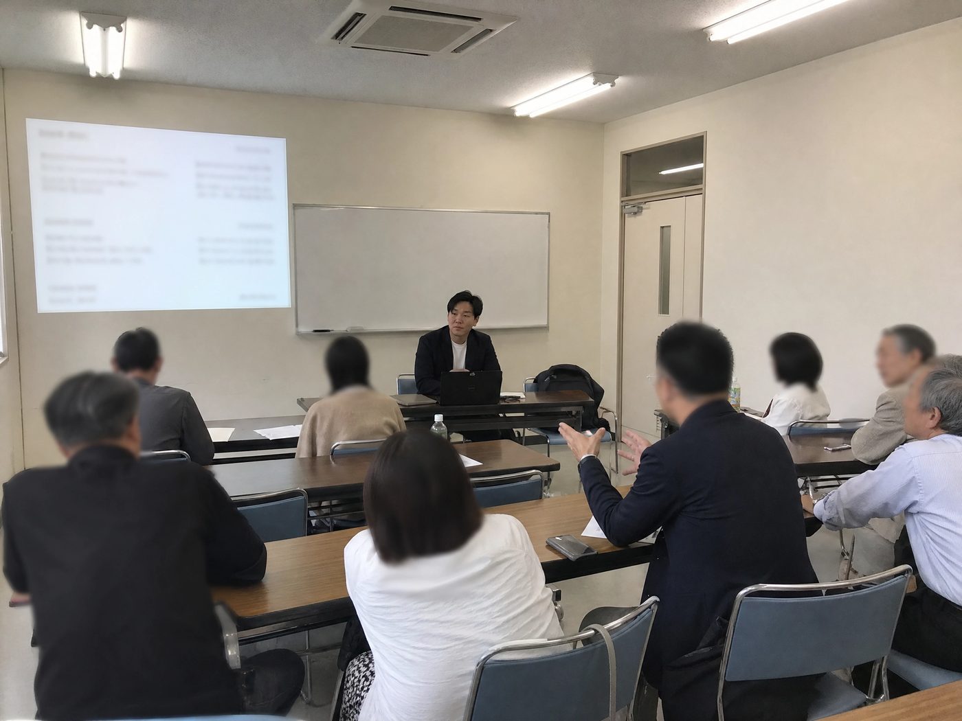 研修中の質疑応答で受講者の質問に答える原駿介