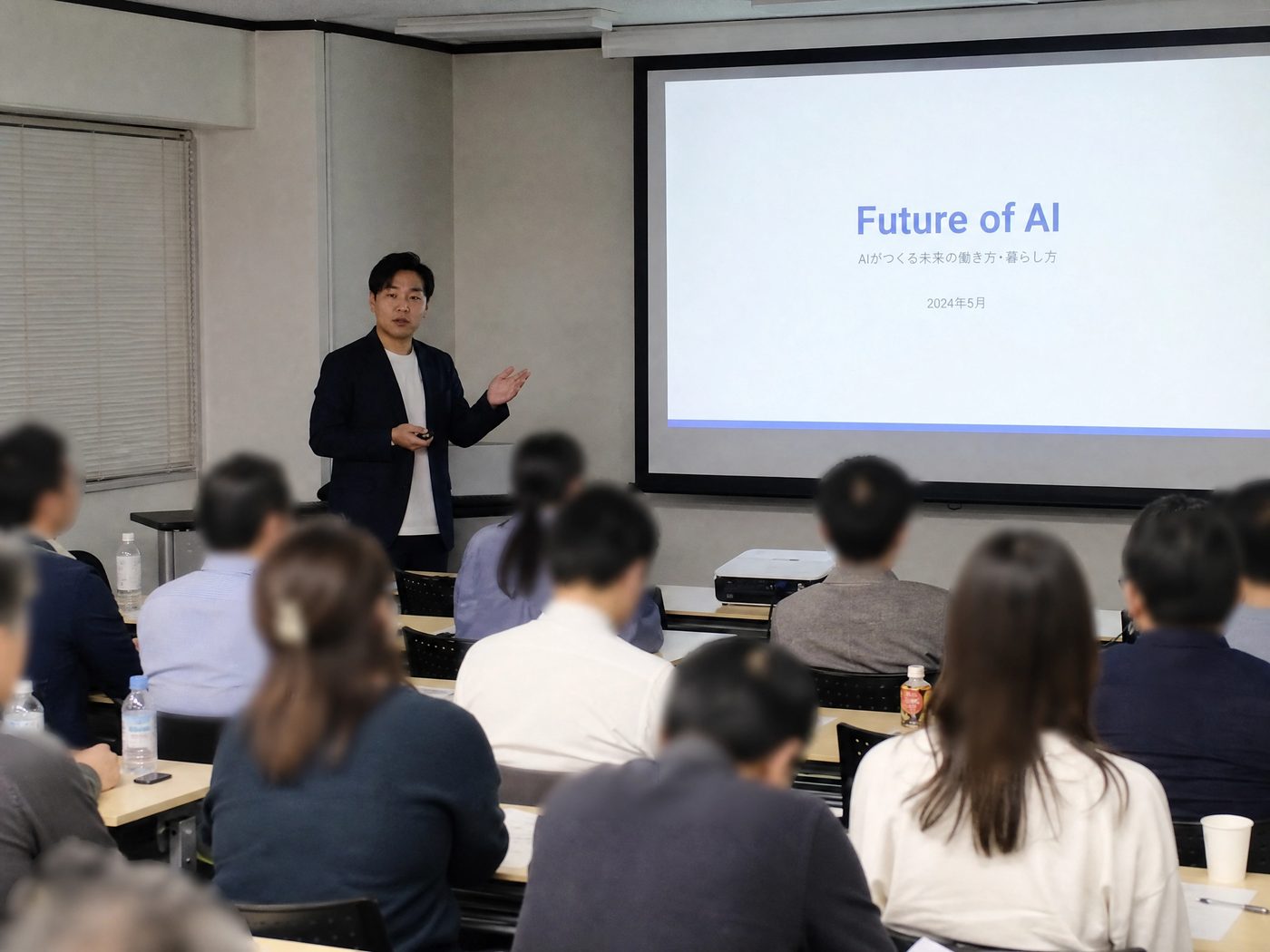 「Future of AI」をテーマにしたセミナーで登壇する原駿介と受講者